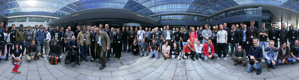 Gruppenpanorama im Hof des HP Gebäudes in Wien. barcamp vienna bcv08 04 & 05 October 2008.